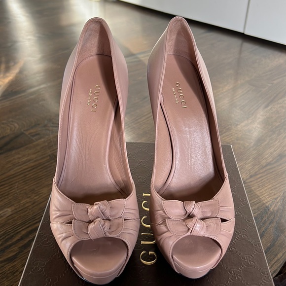 Gucci Nappa Charlotte Winter Rose Platform Peep Toe Heels size 37.5 EU - Picture 1 of 7
